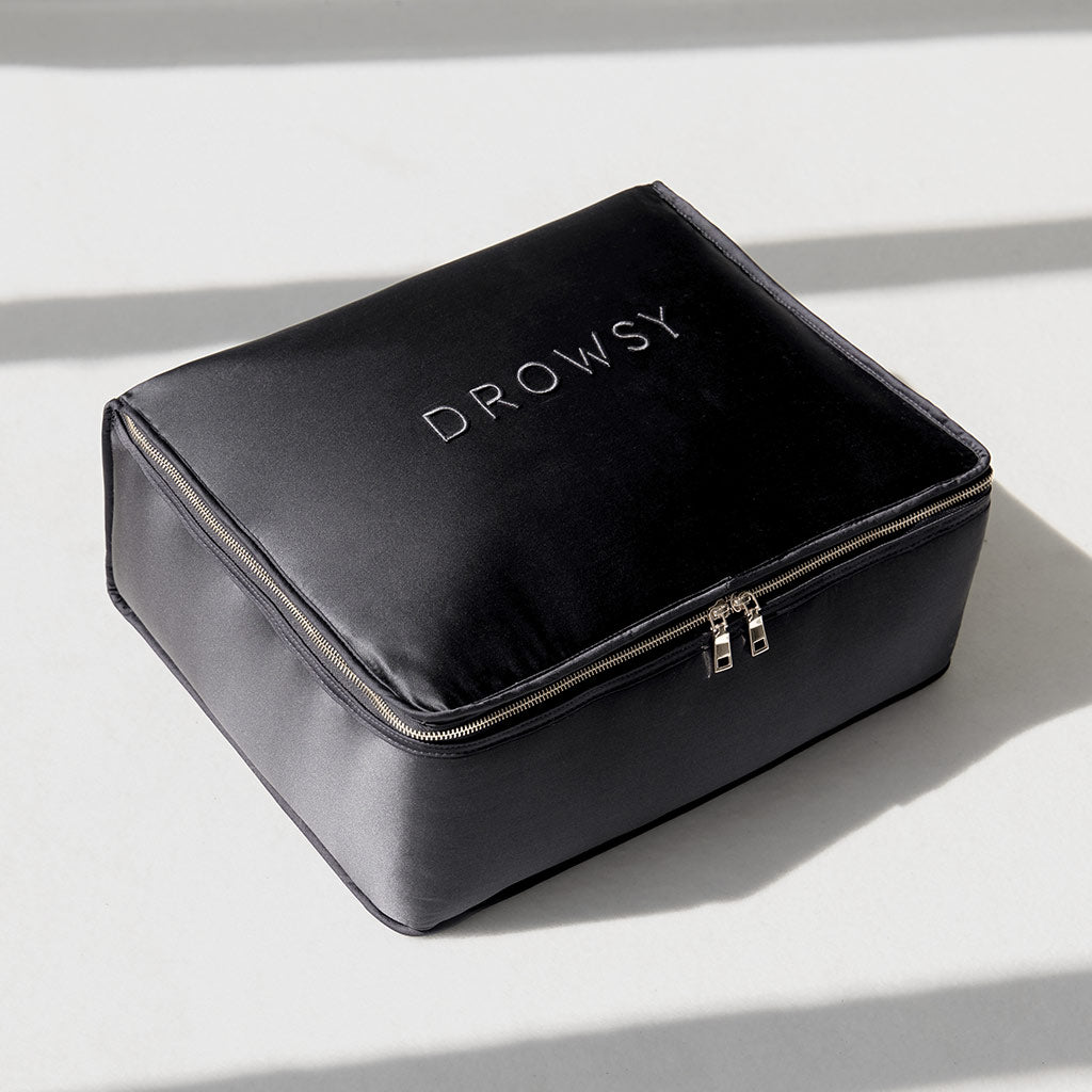 The Moonlight Shadow Silk Weighted Blanket by us.drowsysleepco is designed for deep relaxation and an unrivaled sleeping experience—featuring luxurious silk in a sleek black finish for ultimate comfort.